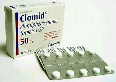 La fotografía muestra un paquete de Clomid 50 mg, placas y tabletas.